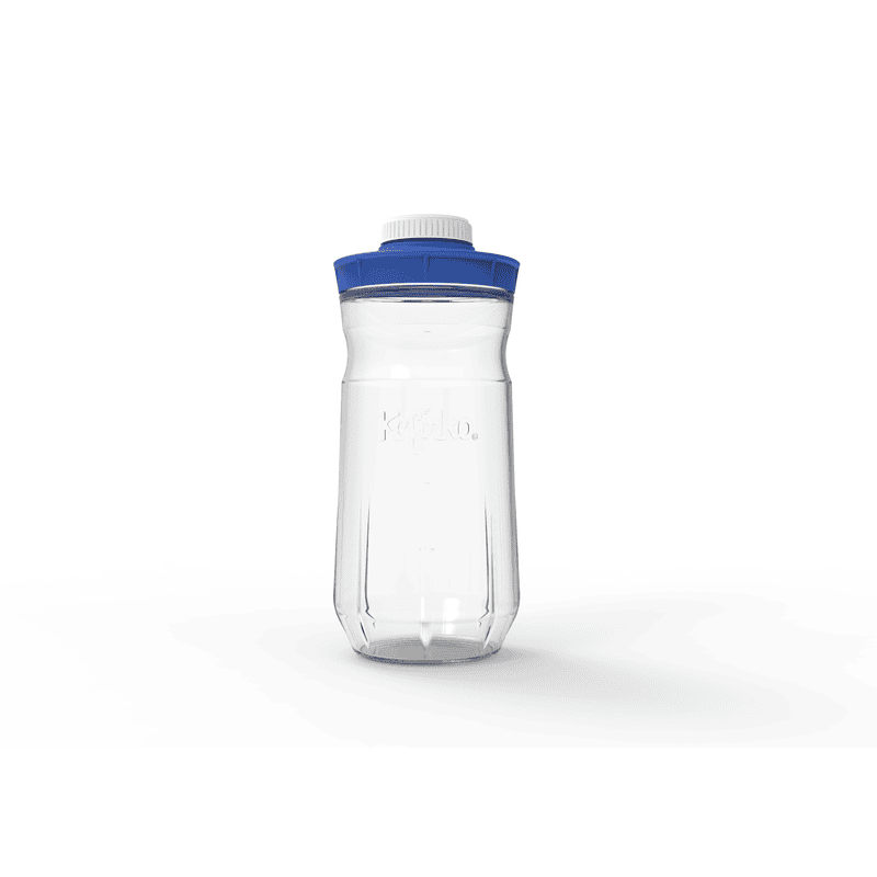 Leere Joghurtflasche mit blauer Deckel